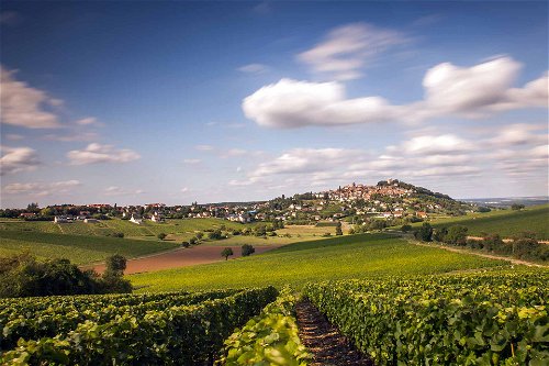 Sancerre ist eine der berühmtesten Weinregionen Frankreichs. In der Mitte der gleichnamige Ort.