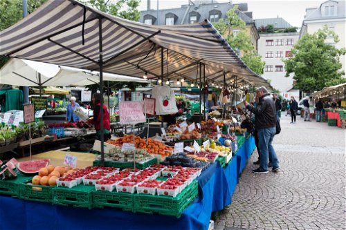Der Wochenmarkt in Oerlikon findet zweimal in der Woche auf dem grossen Marktplatz hinter dem Bahnhof Oerlikon und nahe dem Messegelände statt. 