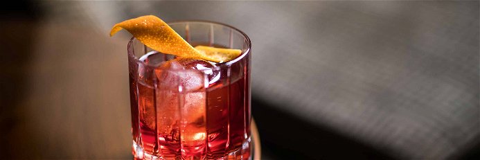 Die Cocktail-Klassiker serviert in Riedel-Gläsern.