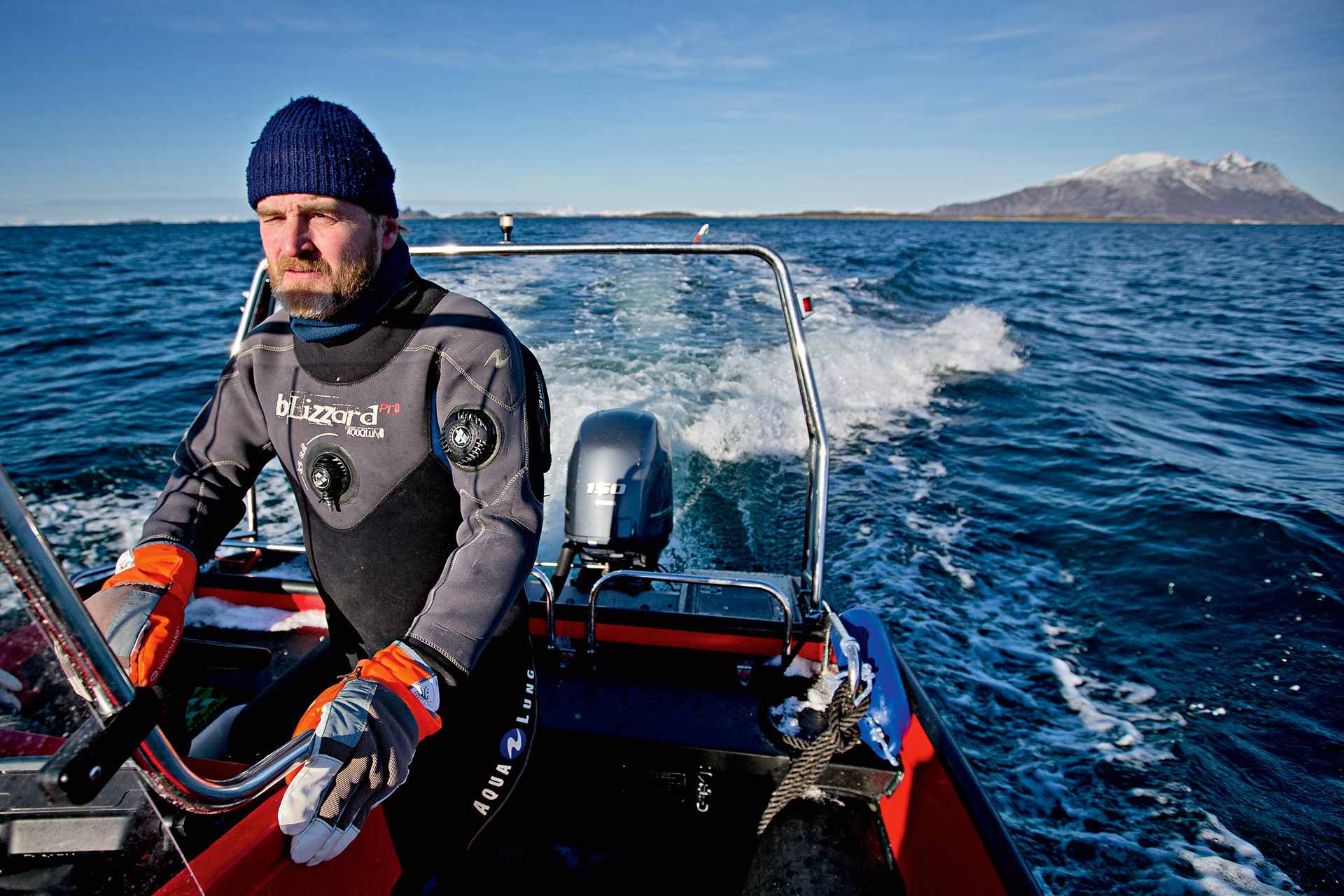 Roderick Sloan taucht bei minus zwei Grad nach Muscheln und Meeresfrüchten.