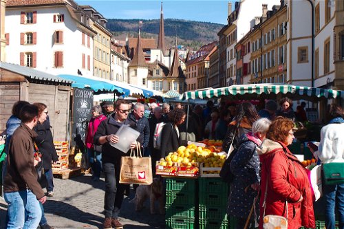 Der Wochenmarkt Neuchâtel findet am Ende der Rue du Trésor auf dem malerischen Marktplatz mit seinen historischen Fassadenhäusern aus dem 18. Jahrhundert statt. 