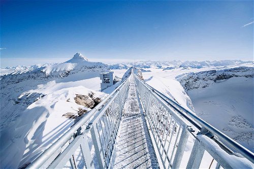 Der »Peak Walk by Tissot« verbindet zwei Berggipfel. Ein Besuch des »Glacier 3000« lohnt sich auch wegen dem »Restaurant Botta« im Hintergrund – entworfen vom gleichnamigen Schweizer Stararchitekten.