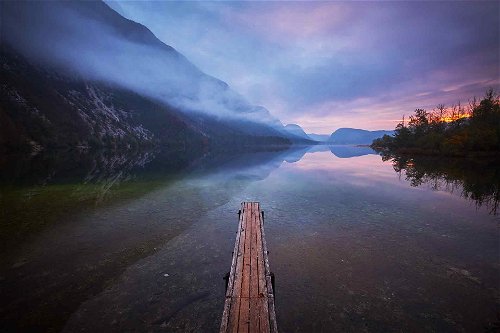 Kristallklare Romantik selbst bei tiefhängender Wolkenlage: der Bohinj-See im Nordwesten Sloweniens.