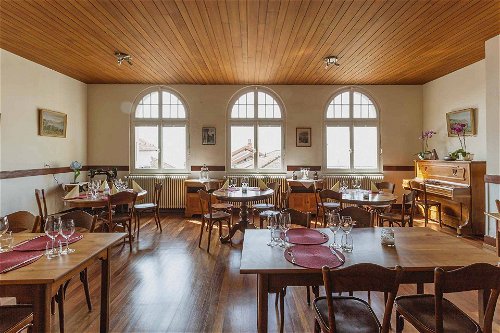 »Café de Riex« Koch Peter Hasler serviert in seinem »Café de Riex« Gerichte aus der unmittelbaren Umgebung. Saisonalität und Regionalität sind hier mehr als Lippenbekenntnisse.
