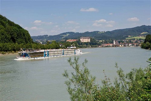 Donauschifffahrt in den schönen ­Strudengau: Von der tiefsten Stelle der Donau mit etwa 20 Metern geht die Fahrt nach Grein mit dem wunderschönen Schloss Greinburg.