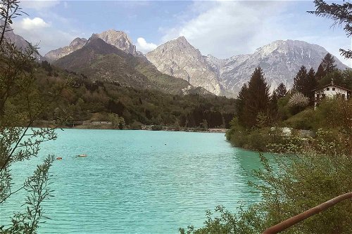 Der Lago di Barcis schimmert in seiner markanten grün­türkisen Farbe und ist bei Wanderern besonders beliebt.