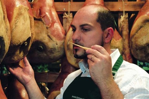 Schinkenmeister Levi Gregoris prüft den Geschmack des berühmten Prosciutto diSan Daniele.