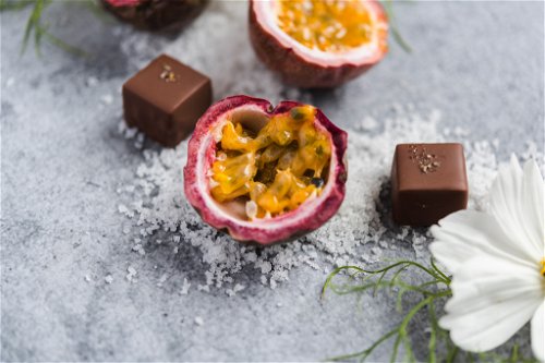 Caramel &amp; Passionsfrucht Praline mit Fleur de SelPassionsfrucht und Caramel umhüllt von «Rio Huimbi 42%»-Schokolade und Fleur de Sel