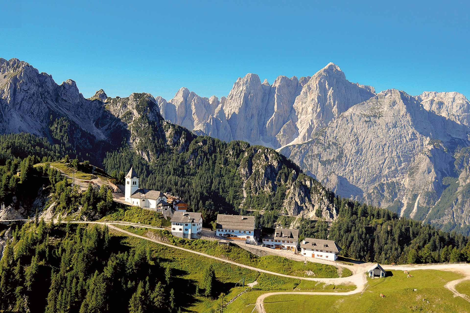 Berg und Tal: Es ist das Durchwandern von drei Kulturen, das die Besonderheit des Alpe-Adria-Trails ausmacht. Hier das italienische Dorf Monte Lussari.