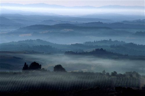 Mystisches Morgengrauen in den Hügeln der Toskana.