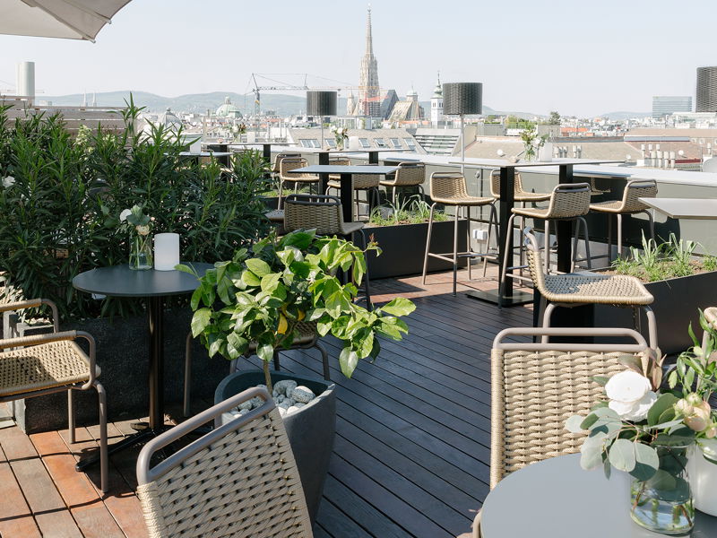 Die »Atmosphere« Rooftop Bar im »The Ritz-Carlton, Vienna« bietet einen herrlichen Ausblick. 