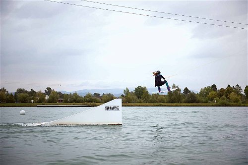 Für Sportbegeisterte bieten die direkt neben der Donau gelegenen Feldkirchner Badeseen zahlreiche Aktivitäten. Der neueste Trend auch hier: Wakeboarden.