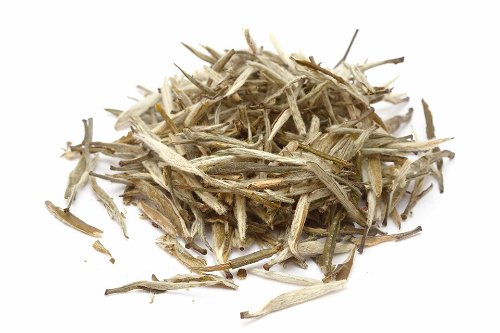 Weisser Tee: Alle Teesorten in dieser Spalte stammen von der gleichen Pflanze ab: Camellia sinensis. ­Weisser Tee wurde nach der Ernte nur leicht ­oxidiert, er ist fein und duftig im Geschmack.