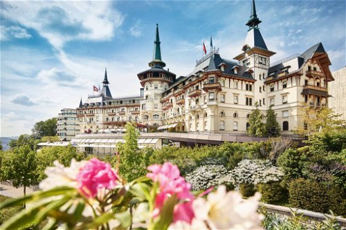 Grandezza: Stararchitekt Norman Foster baute das traditionsreiche Hotel auf dem Zürichberg vor gut zehn Jahren aufwändig um. Er versetzte den Haupteingang zurück nach vorn und wahrte die historische Fassade sowie den berühmten Turm. 