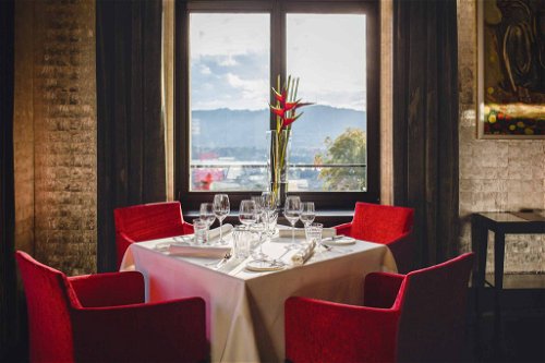 Ausblick: Bei gutem Wetter liegt den Besuchern Zürich zu Füssen. Das «The Restaurant» ist bei Auswärtigen und Hotelgästen gleichermassen beliebt. Letztere bekommen allerdings leichter eine Reservierung.