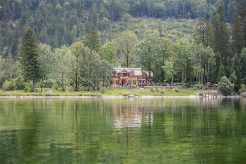 Blick vom Altausseer See auf die »Jausenstation Seewiese«.