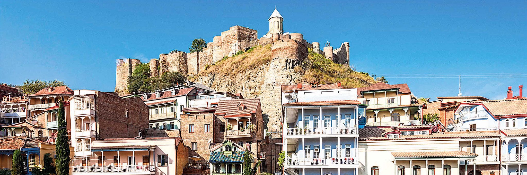 Blick auf die Narikala-Burg, die über Tiflis thront.