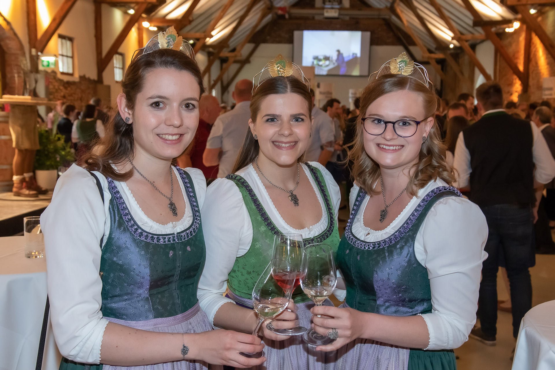 Die steirischen Weinhoheiten: Weinprinzessin Maria, Weinkönigin Katja und Weinprinzessin Lisa 