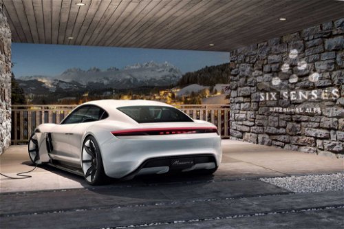 Alle Chalets des Six Senses Kitzbuehel Alps Resort werden schlüsselfertig inklusive dem neuen vollelektrischen Porsche Taycan übergeben.