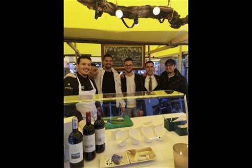  Das «Ornellaia»-Team um Chefkoch Giuseppe D'Errico (links) und Sommelier Daniele Zucca (2.v.r.)