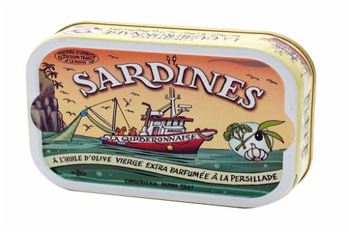 97 PUNKTE – La Quiberonnaise: Sardinen A la PersilladeDer bretonische Fischkonservenhersteller La Quiberonnaise gehört unter Kennern zur absoluten Spitze, was Dosensardinen angeht. In dieser schmackhaften Variante kommen die Sardinen mit Petersilie.plaundalej.ch | CHF 9,40