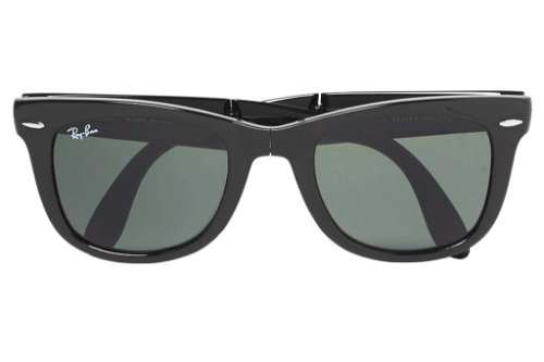 Die »Wayfarer« ist seit Jahrzehnten eines der beliebtesten Sonnenbrillen-Modelle schlechthin. Egal, ob in den 80ern in simplem Schwarz, wie sie Tom Cruise in »Risky Business« trug, oder heute als Faltvariante! www.ray-ban.com
