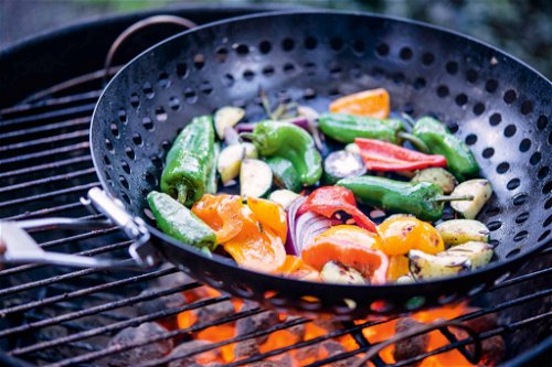 Fleisch ist immer noch das Mass aller Dinge beim Grillieren. Ausgefeilte Rezepte helfen aber, auch Gemüse vom Grill populärer zu machen. 