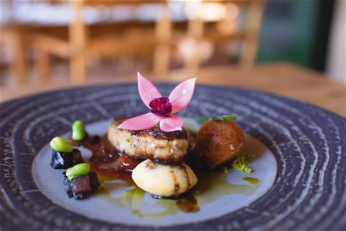 Kulinarisch lässt sich die Diversität des Naturparks Gruyère Pays-d’Enhaut im Restaurant «Les Jardins de la Tour» erleben. Chefkoch Patrick Gazeau kreiert hier aus lokalen Produkten, selbst gesammelten Beeren, Kräutern und Blüten authentische Gerichte.