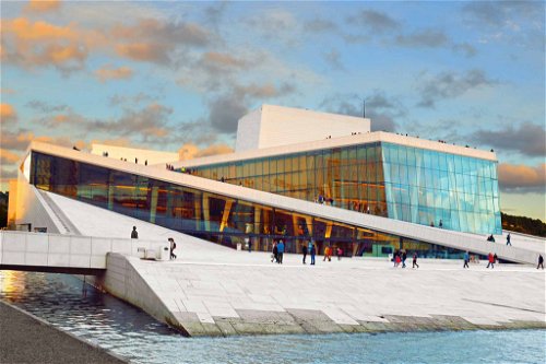Die Osloer Oper ist einem Gletscher nachempfunden und fügt sich harmonisch in die Umgebung ein. Besucher dürfen ausdrücklich auf das mit Marmor verschönerte Dach steigen.