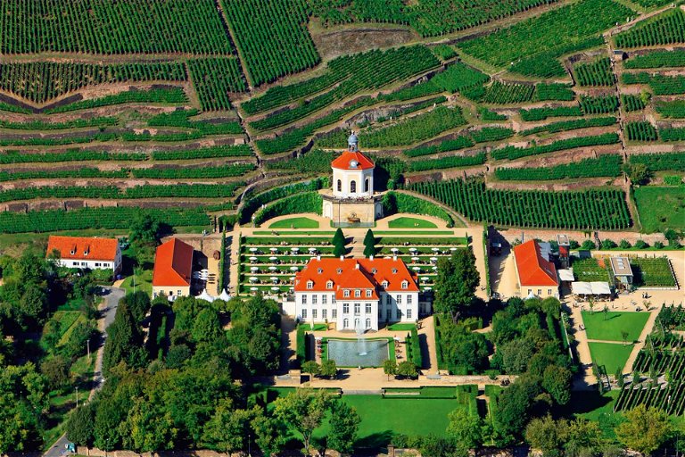 Auch in Sachsen wächst beachtlicher Spätburgunder, so etwa bei Schloss Wackerbarth.
