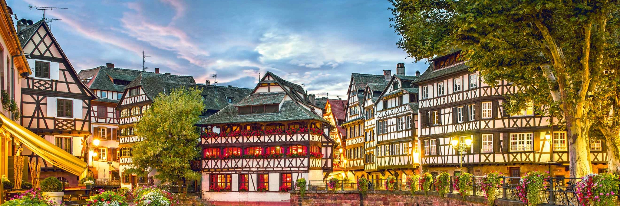 Alte Fachwerkhäuser, Blumentöpfe, ­Kanäle fast wie in Venedig: Straßburg ist eine Ansammlung von Postkartensujets und zieht scharenweise Touristen an.