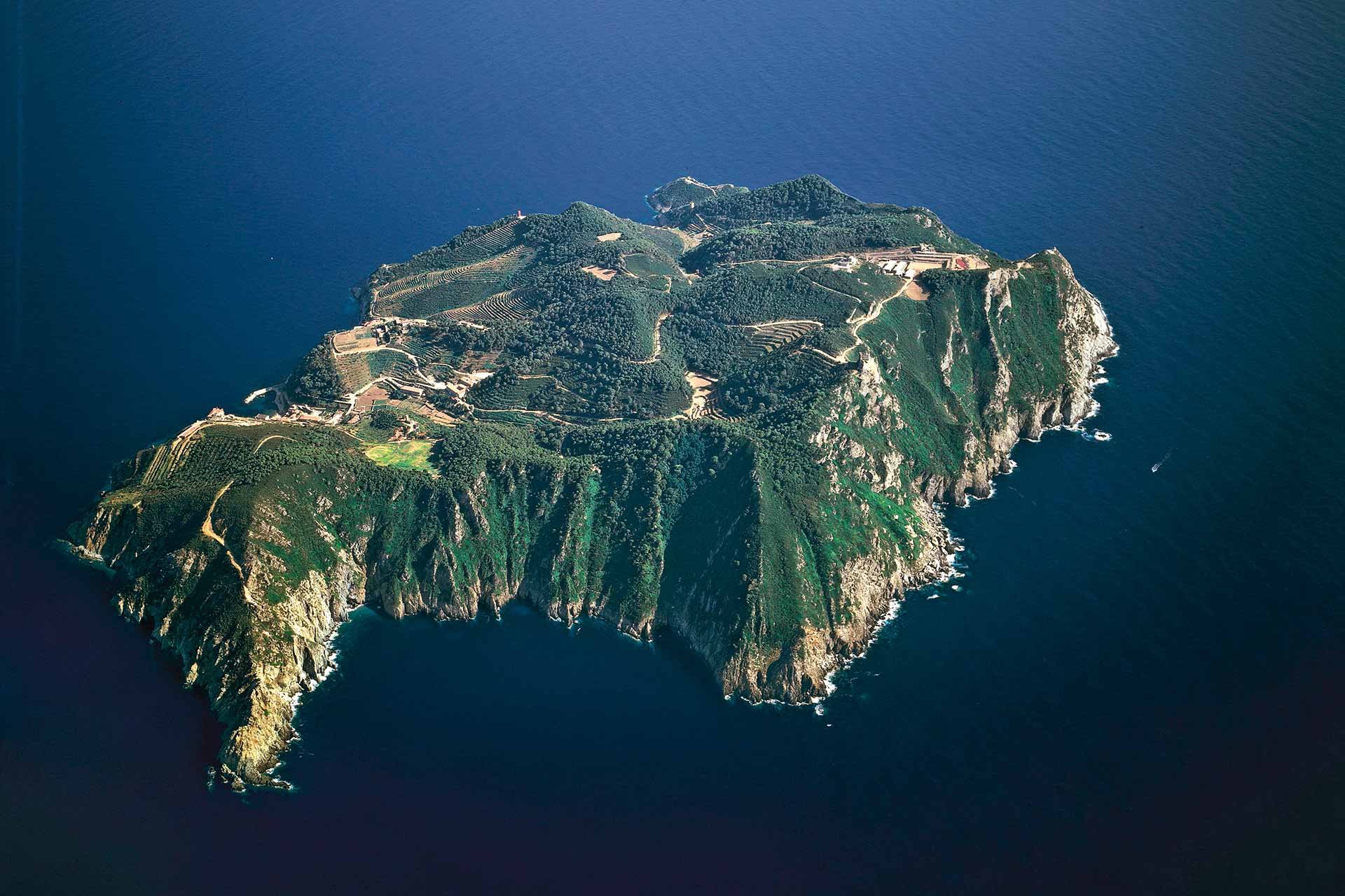 Gorgona vor der toskanischen Küste ist die letzte Gefängnisinsel Europas. Besucher werden bei Einlauf in den Hafen von Polizeibooten eskortiert.