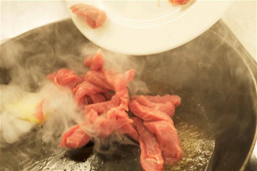 Das Kalbfleisch für das Geschnetzelte in der «Kronenhalle» wird nur kurz und sehr heiss in Butter gebraten und dann mit der Sauce vermählt.