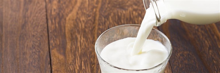 Ein Glas Milch enthält wichtiges Kalzium und andere wertvolle Inhaltsstoffe.