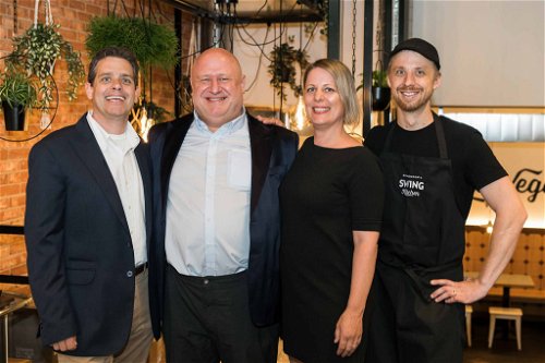 Gastronom Stephan Helfer, Charly und Irene Schillinger mit Charly Kaderli, Restaurantleiter der neuen «Swing Kitchen» Bern