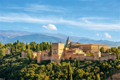 Die Alhambra ist das Wahrzeichen von Granada und eines der beliebtesten Ziele. Im Hintergrund die Berge der Sierra Nevada.