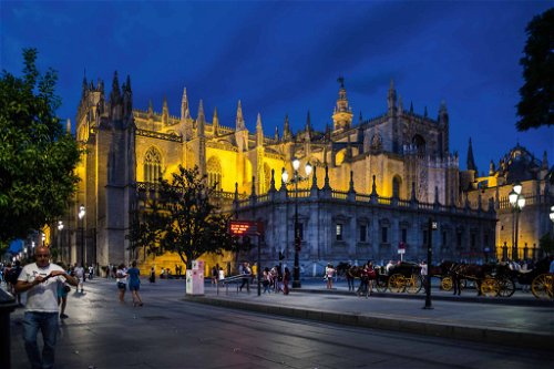Sobald sich die Dunkelheit über die Stadt legt, wird die Kathedrale von Sevilla stimmungsvoll in Szene gesetzt.
