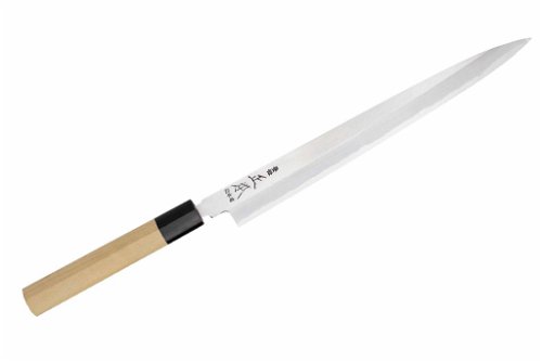 Masamoto Yanagiba33 cm Klingenlänge, damit auch massive Toro-Blöcke mit nur einem eleganten Schnitt zu makellosem Sashimi geteilt werden: Das Yanagiba des legendären Messerschmieds Masamoto ist japanische Schnittkunst par excellence.