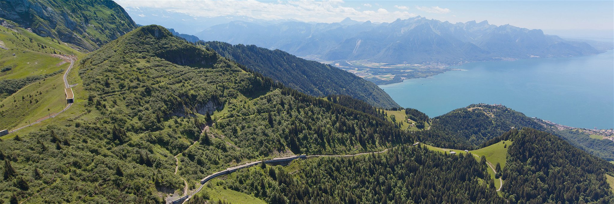 In kurzer Zeit schraubt sich der GoldenPass-Zug in atemberaubende Höhen. Vom Genfersee aus geht es in hübsche Bergdörfer.