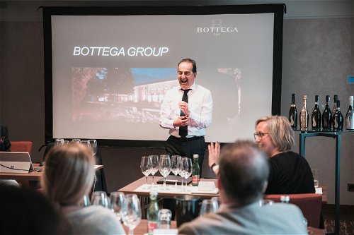 Der Bottega Chef hat sichtlich Freude am Interesse seiner Masterclass-Teilnehmer.