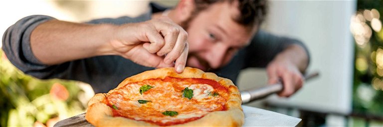 Ist sie unten auch nicht ­angebrannt? Der Blick auf den Pizzaboden gehört zur ­Qualitätskontrolle des­ ambitionierten Balkon-Pizzaiolo.