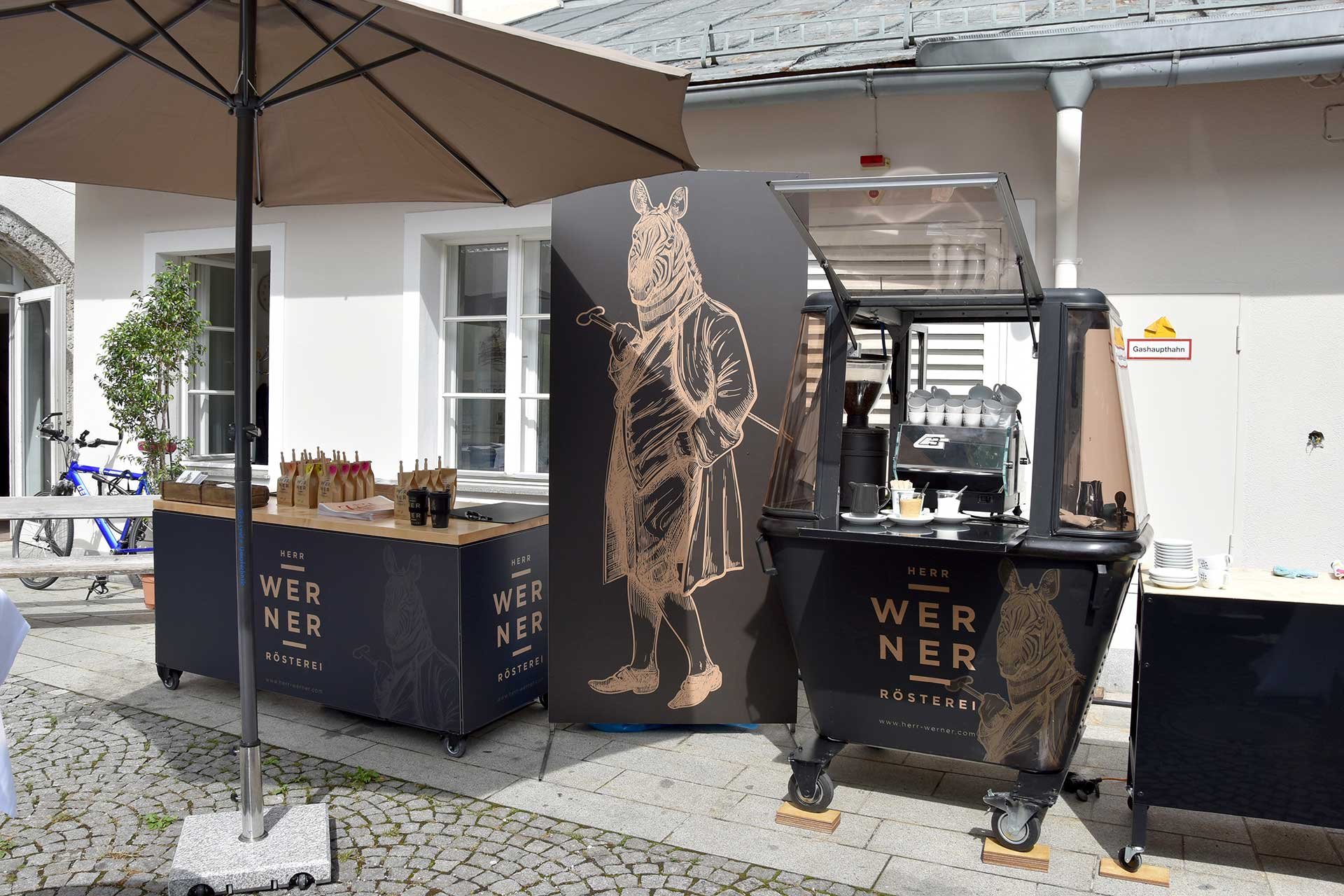Das Pop-up Café »Herr Werner« vor dem Kartenbüro.