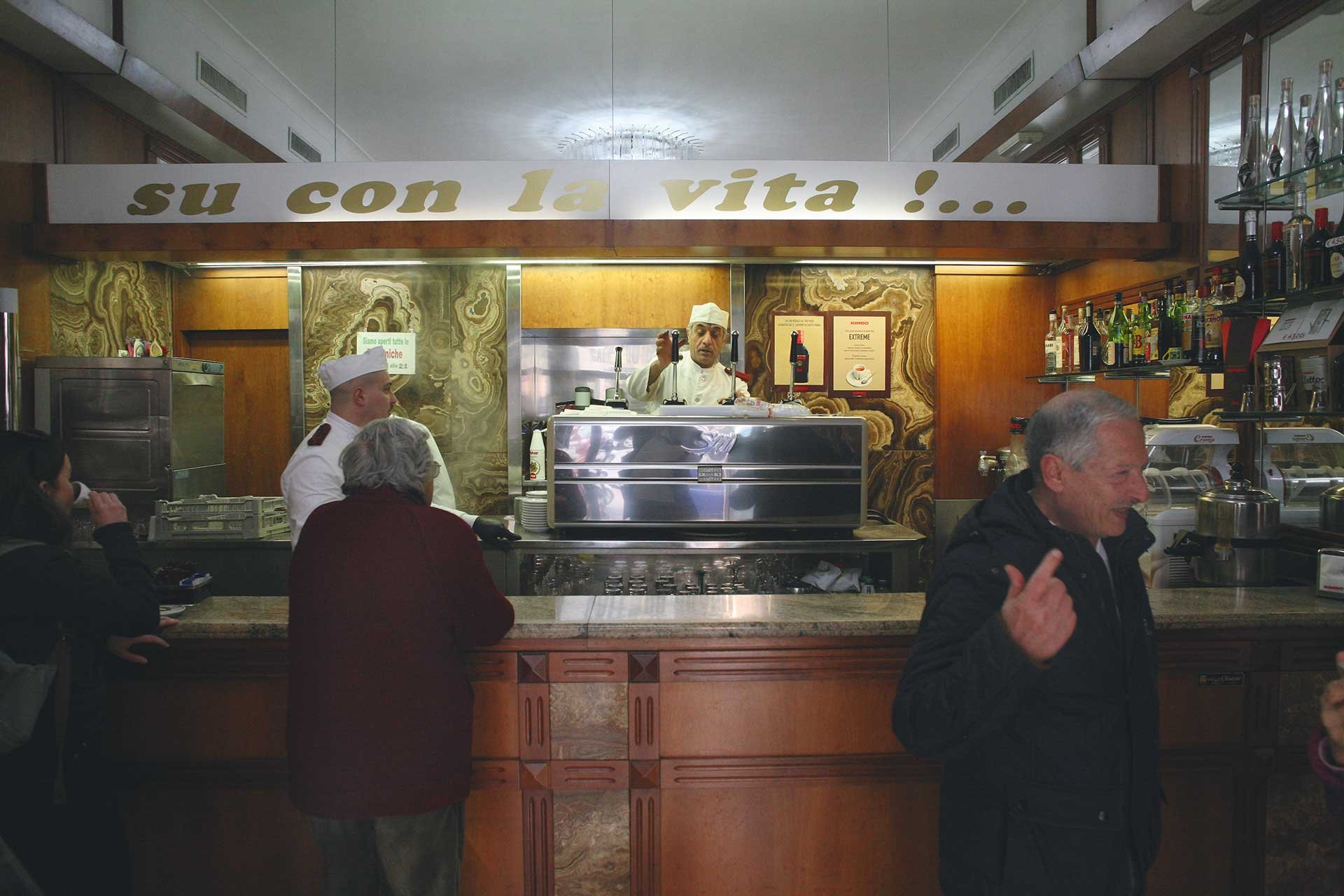 Cafe do Brasil: Die traditionelle Bar am Vomero ist ein Tempel des Kaffees: Der Barista steht hier erhöht hinter seiner Maschine wie hinter einem Altar.
