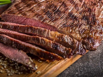 Der aromatische Geheimtipp aus den USA: Die Besonderheit des Flank besteht darin, dass es im Gegensatz zu anderen populären Steakzuschnitten nicht aus dem Rinderrücken stammt.