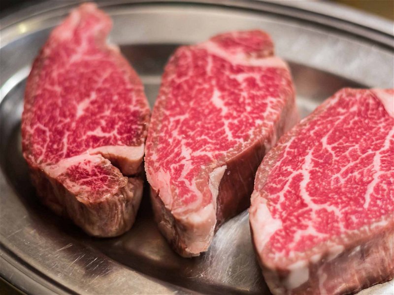 Kobe Beef: Das Fleisch ist stark von Fettadern durchzogen, die ihm auch ­seinen intensiven Geschmack verleihen.
