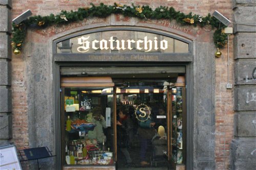 »Scaturchio« ist berühmt für seine Mehlspeisen. Vor allem Sfogliata Ricci, ein gefülltes Gebäck aus Blätterteig, schmeckt hier besonders gut.