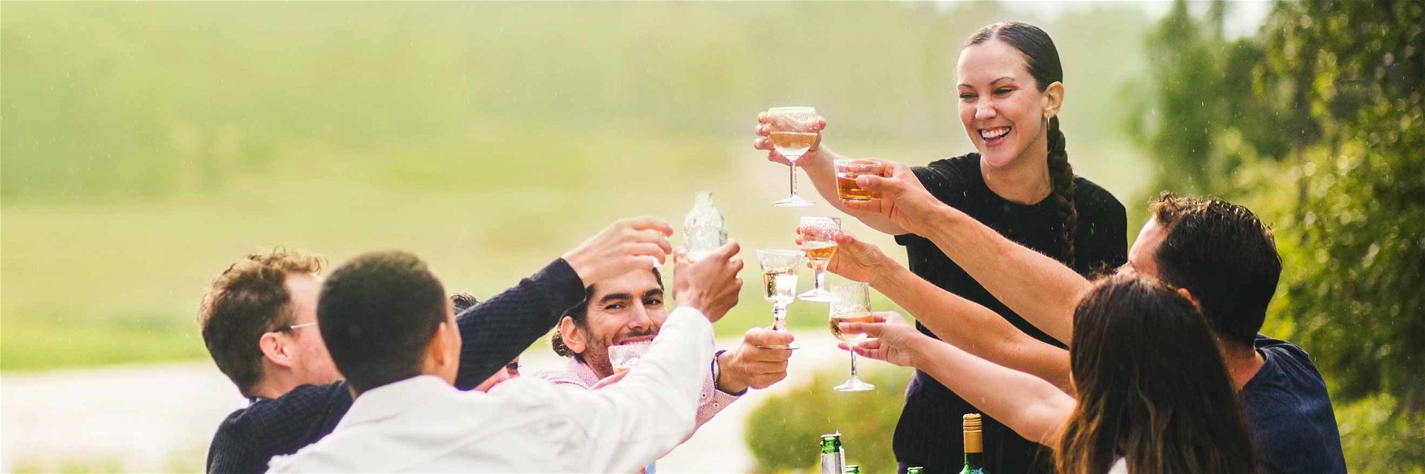 Der Sommer bietet viele Gelegenheiten, ein gutes Gläschen duftigen Weins mit seinen Freunden zu genießen.