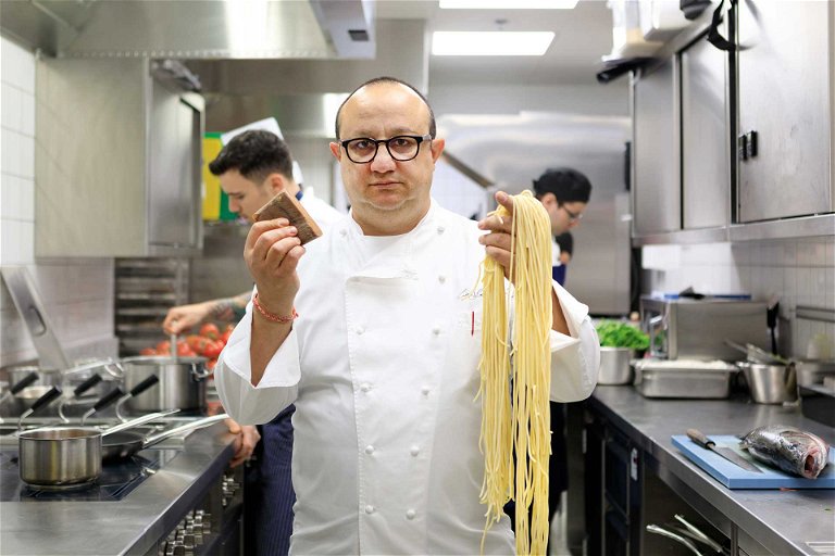 Sternekoch Ciccio Sultano steht gelegentlich selbst in der Küche des »Pastamara« und kommt regelmäßig für Veranstaltungen nach Wien.