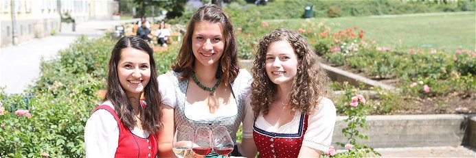 Die drei neuen Weinhoheiten: Beatrix Luttenberger, Katrin Dokter und Lisa Müller.