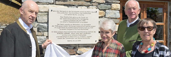 Gemeinsam wurde eine Gedenktafel in Erinnerung an Paul und Johanna Robitschek enthüllt.*